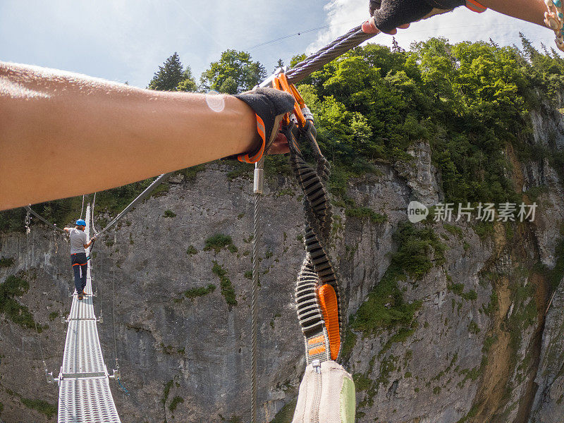 两人在Via Ferrata登山，夏日活动概念